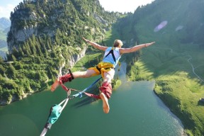 开云体育平台APP-伊布，当北欧神话撞上北非壁垒，足球成为一场温柔的战争