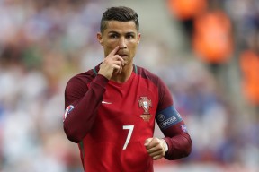 开云体育app-当沙漠金辉遇见药厂铁血，莱万的存在感如何定义一场未发生的对决