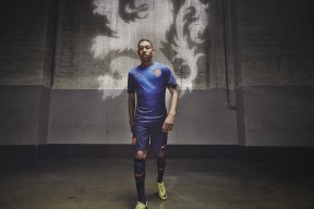 开云APP-F1新赛季揭幕战之夜，当赛道轰鸣遇见绿茵高光，阿尔瓦雷斯如何点亮巴林？