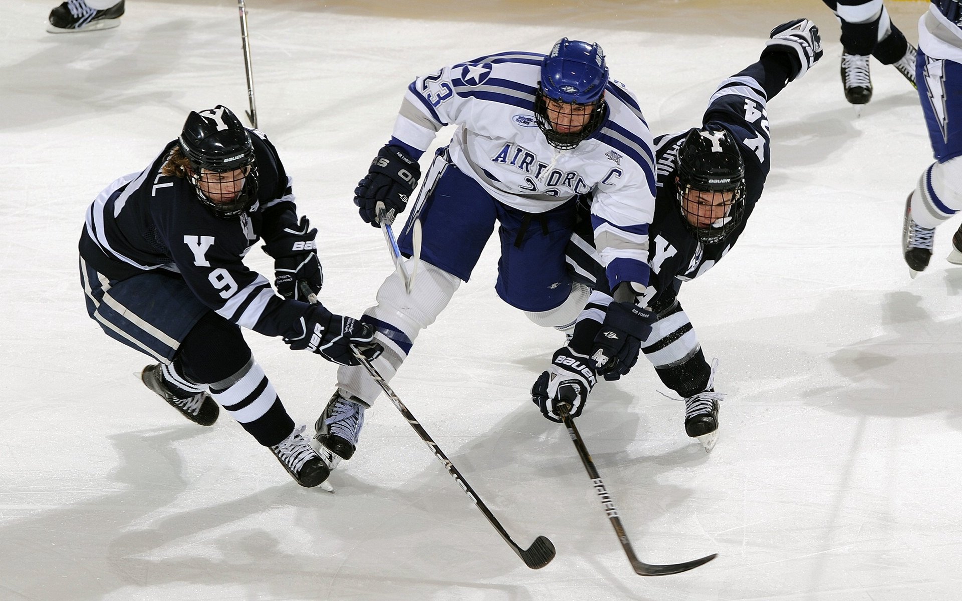 李刚仁锁死对手,新西兰强行终结加拿大,现代足球的战术博弈与意志对决