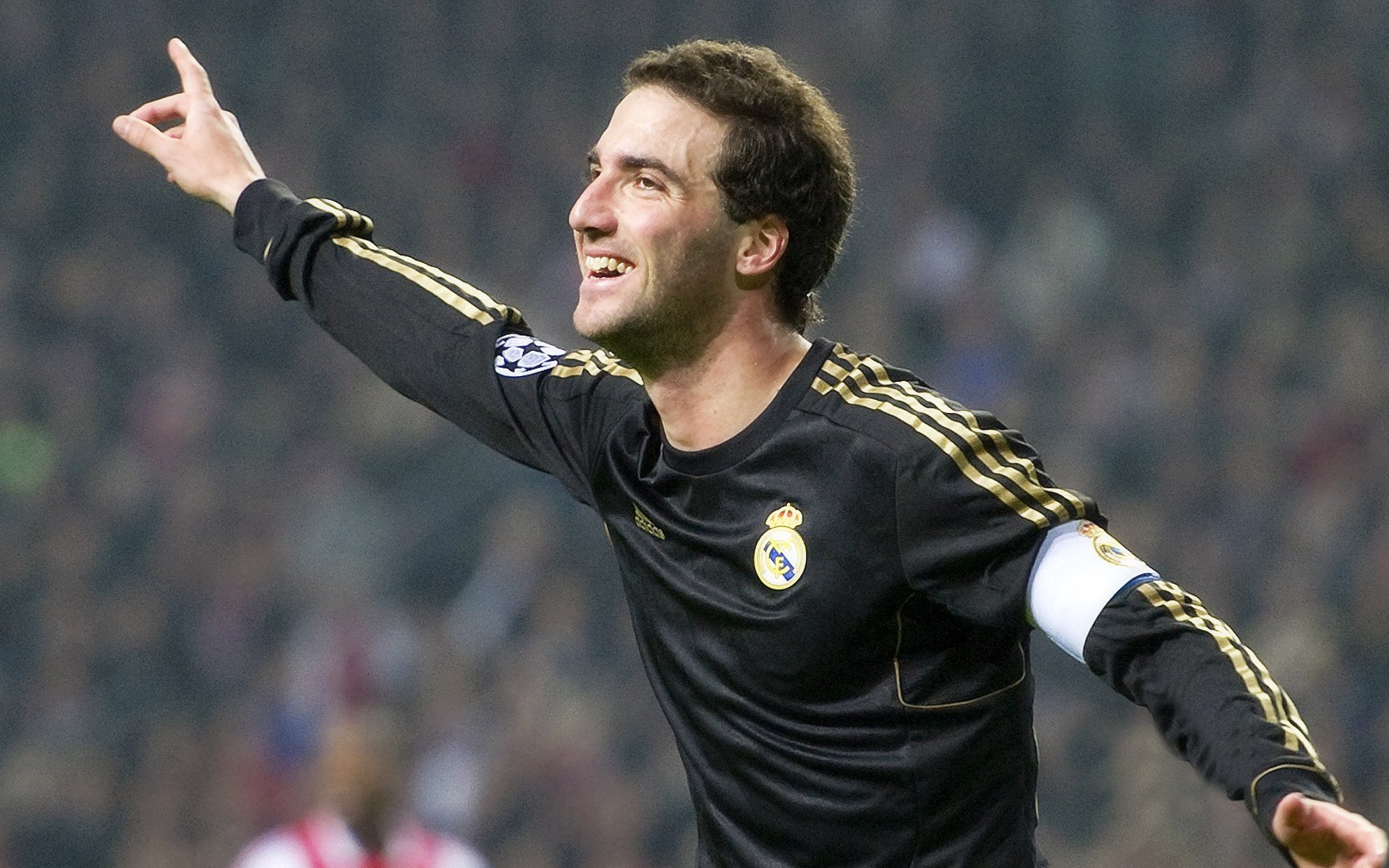 那不勒斯斩落土耳其,阿圭罗在西甲国家德比接管比赛,足球世界的平行叙事