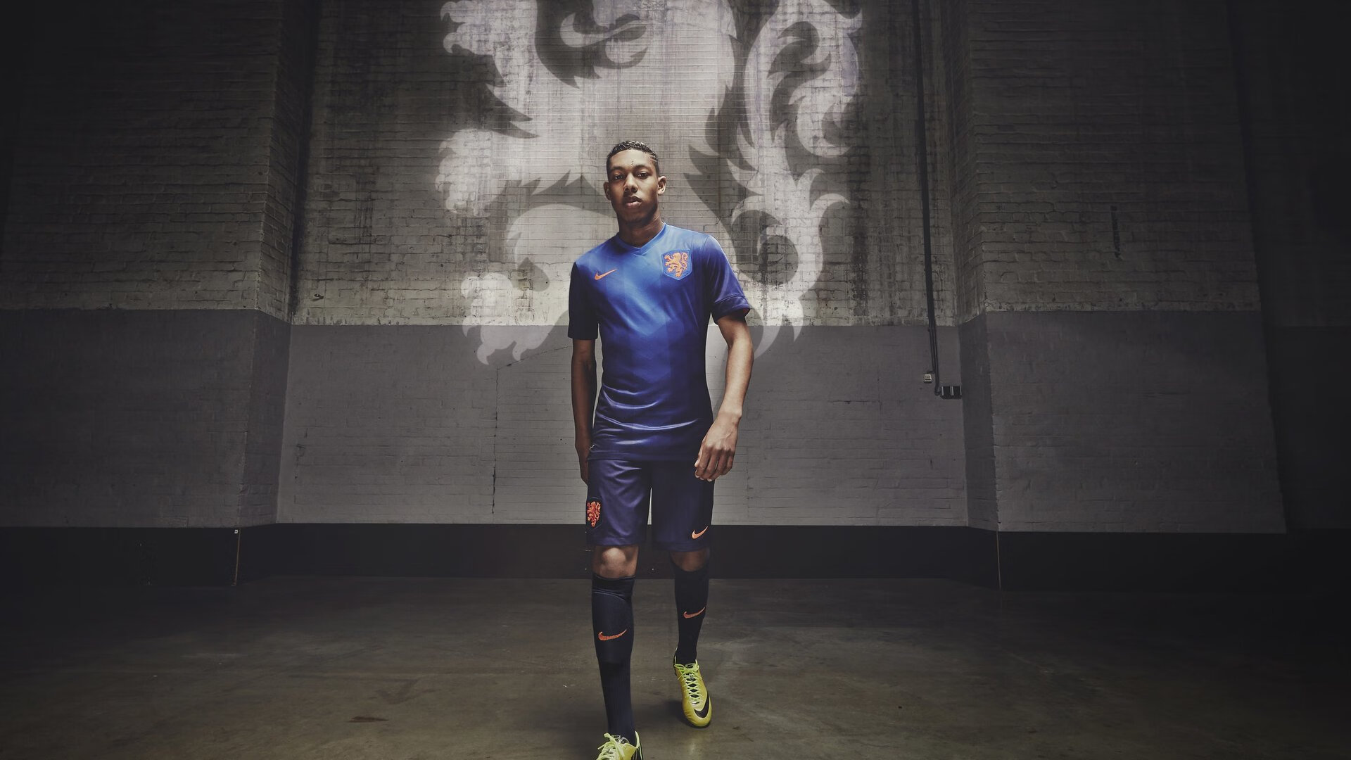 F1新赛季揭幕战之夜,当赛道轰鸣遇见绿茵高光,阿尔瓦雷斯如何点亮巴林?